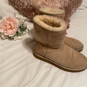 UGG Classic/ short boot. Size 7. NEW